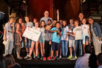 Alumnes de l'Espai Obert La Serra, de Sant Pere de Ribes, recollint el primer premi